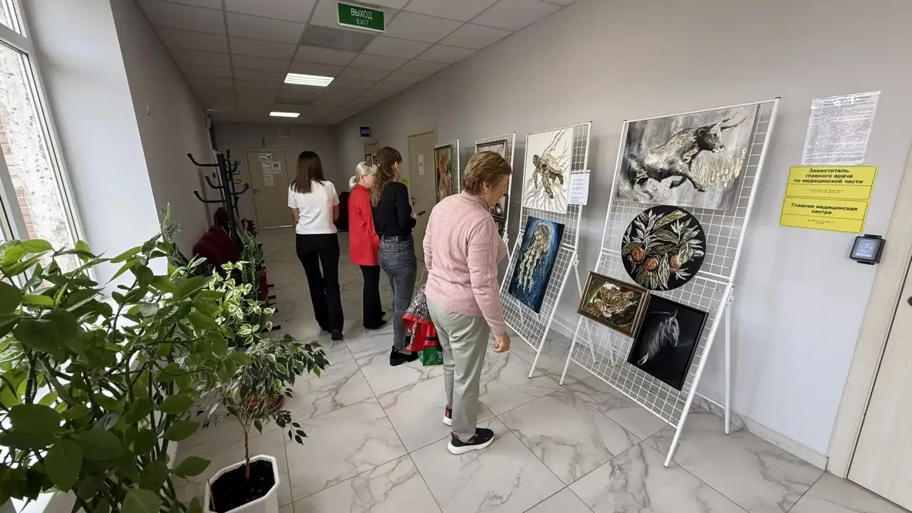 В Брюховецкой ЦРБ открылась выставка картин сотрудника — Краснодар Сейчас