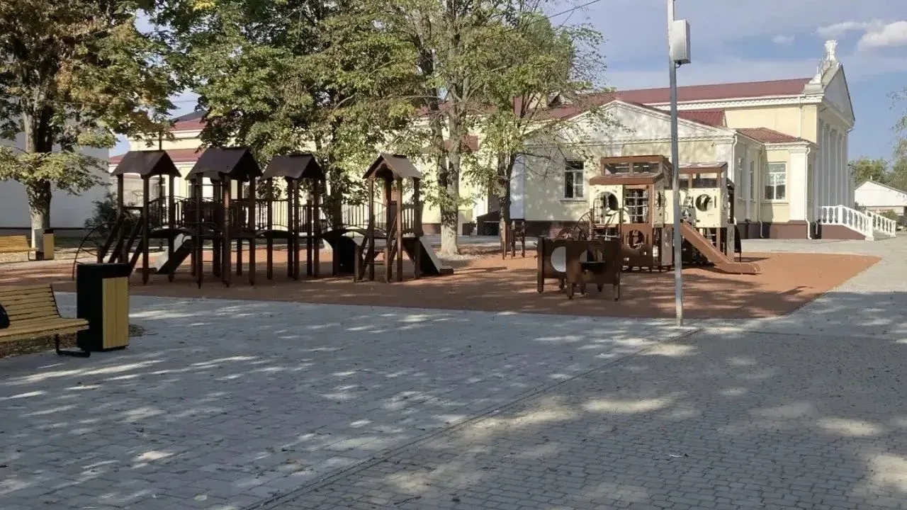 В Новолеушковской завершают благоустройство парка и площади у Дворца культуры — Краснодар Сейчас