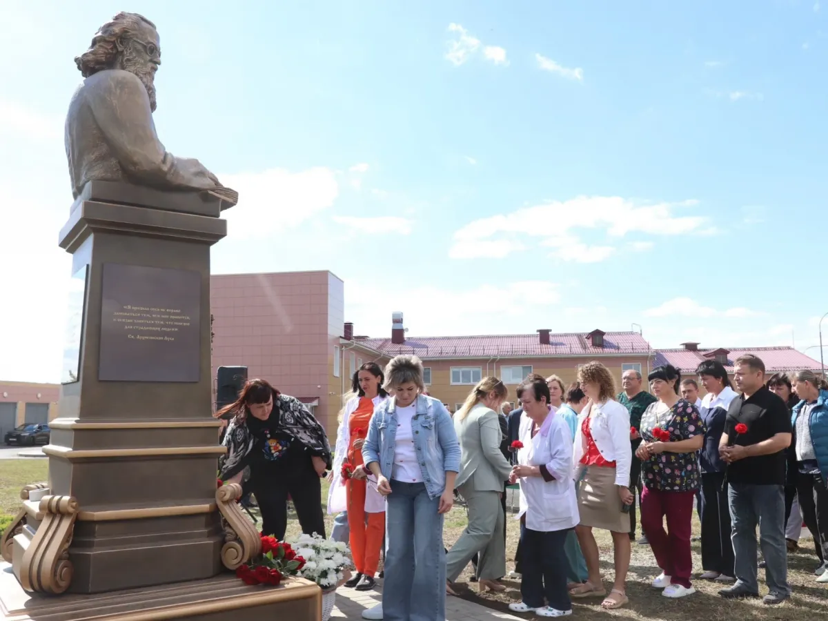 Фатежская ЦРБ отметила 10-летие нового здания и открыла бюст святителю Луке