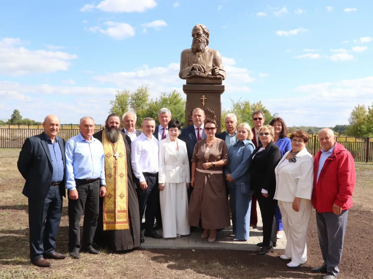Фатежская ЦРБ отметила 10-летие нового здания и открыла бюст святителю Луке