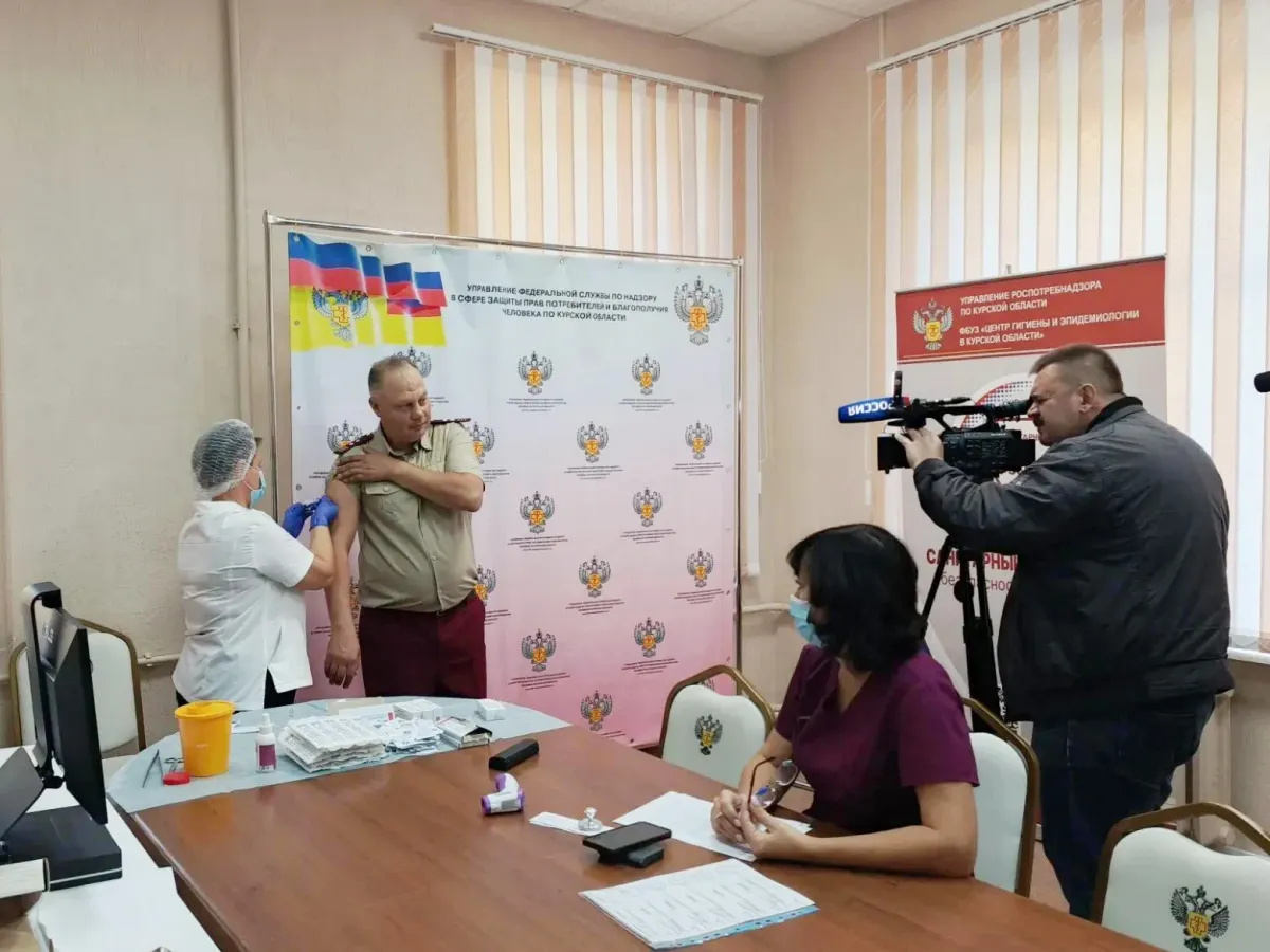 Сотрудники курского управления Роспотребнадзора привились против гриппа