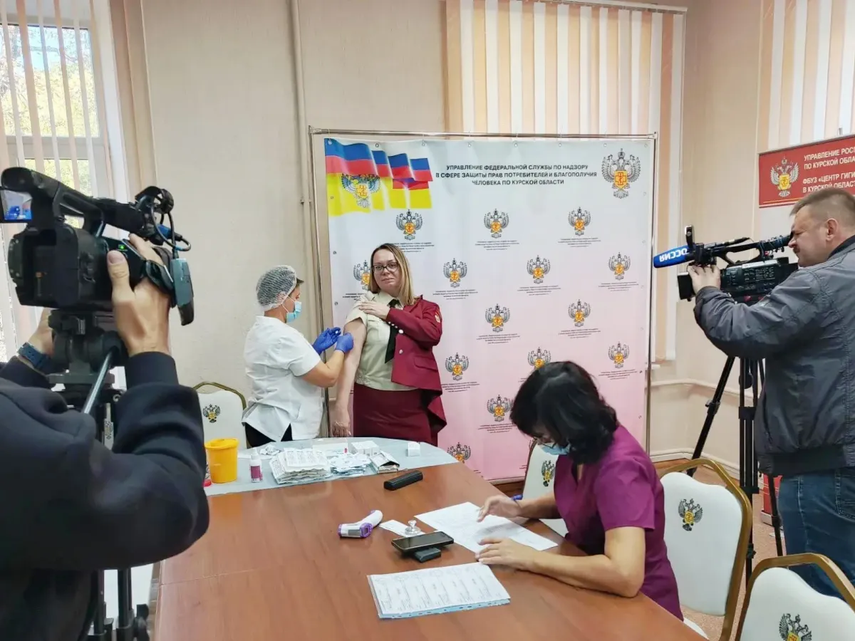 Сотрудники курского управления Роспотребнадзора привились против гриппа