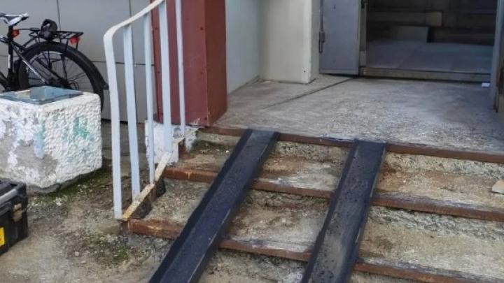 В Ревде в подъезде жилого дома установили пандусы по требованию прокуратуры — Мурманск Сейчас