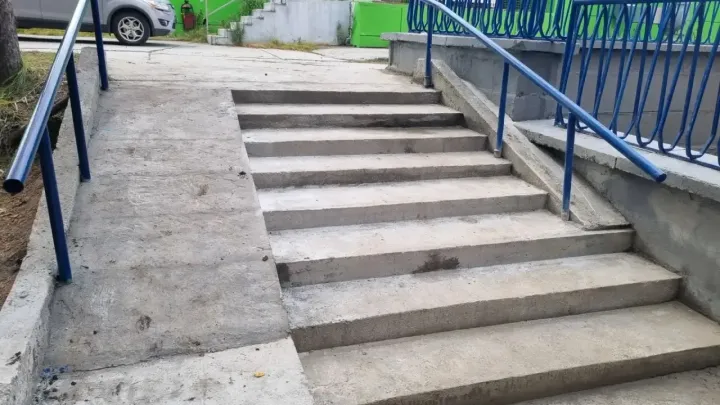 В Полярных Зорях по требованию прокуратуры отремонтировали лестницу у дома на улице Курчатова — Мурманск Сейчас