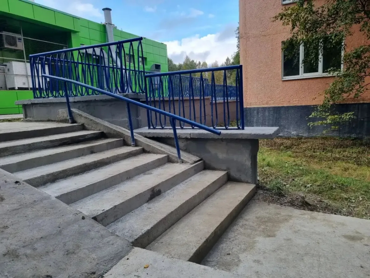 В Полярных Зорях по требованию прокуратуры отремонтировали лестницу у дома на улице Курчатова
