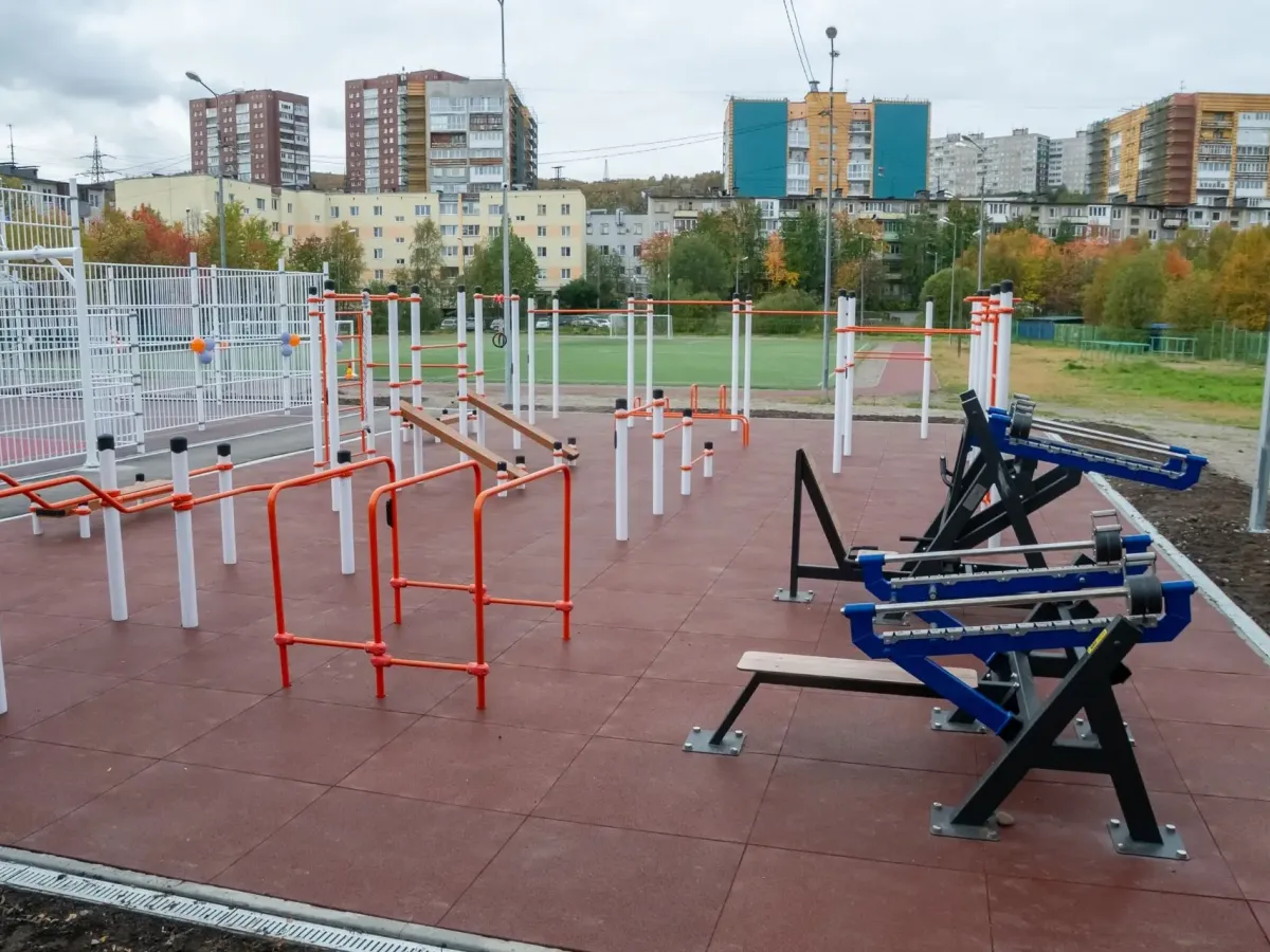В школе № 23 Мурманска открыли новую «умную» спортплощадку
