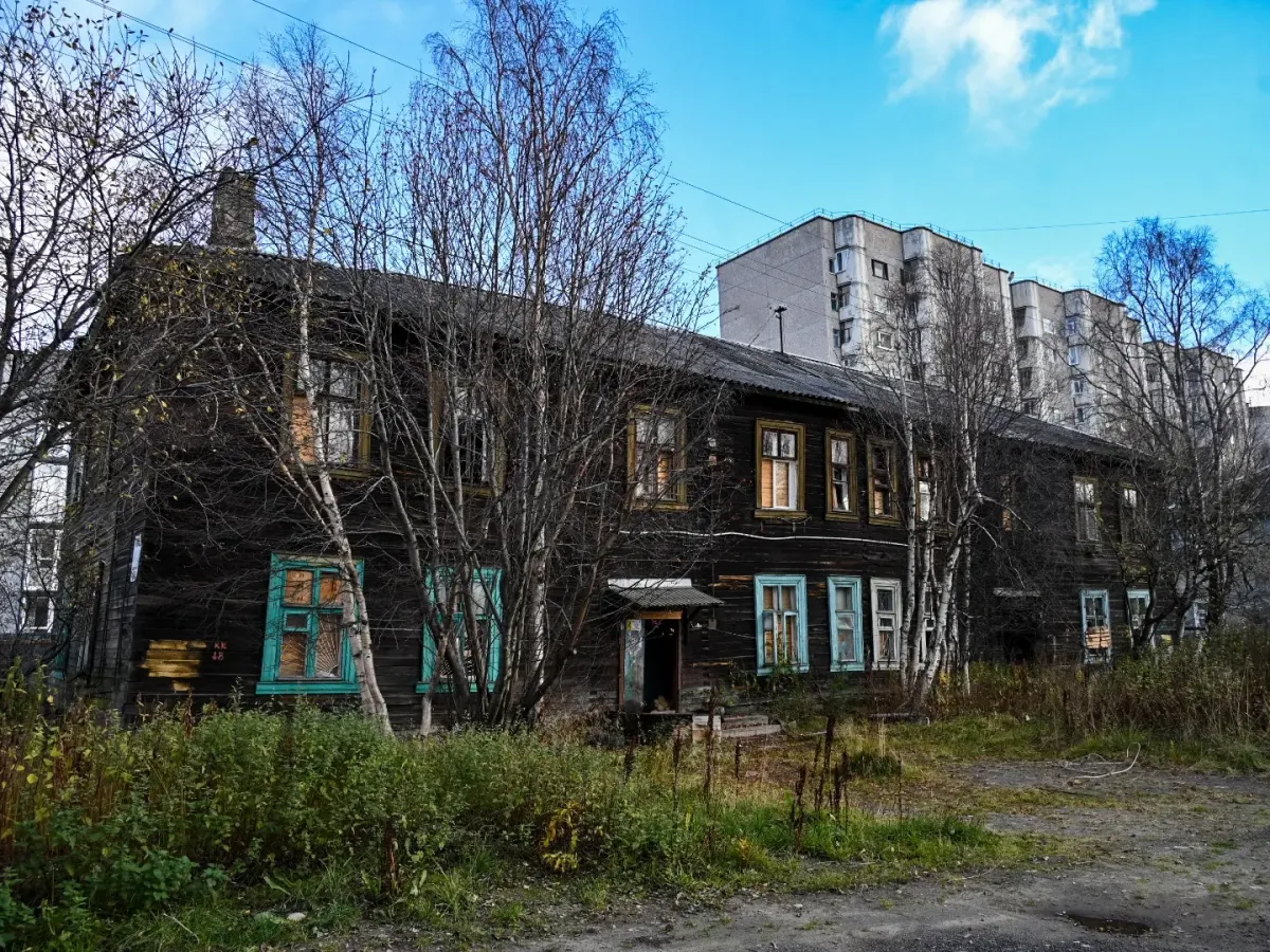 В Мурманске снесли 21 аварийный деревянный дом