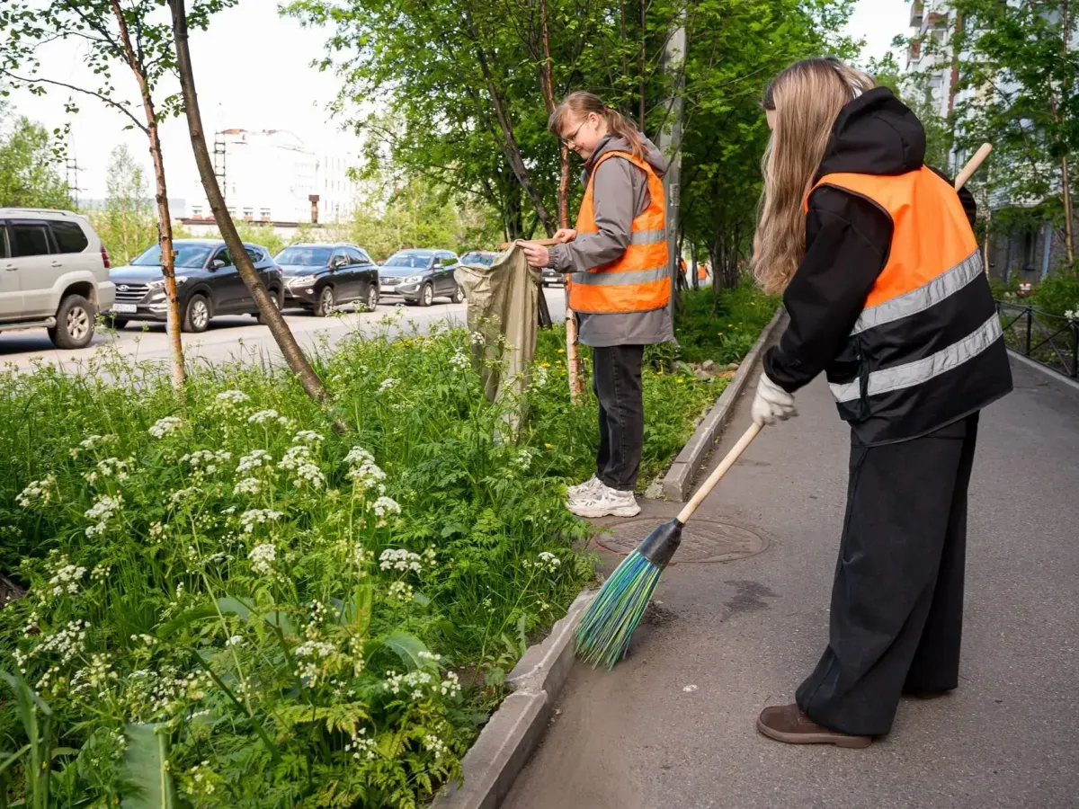 Летом в Мурманске по проекту «Работа рядом» трудоустроили 1180 подростков