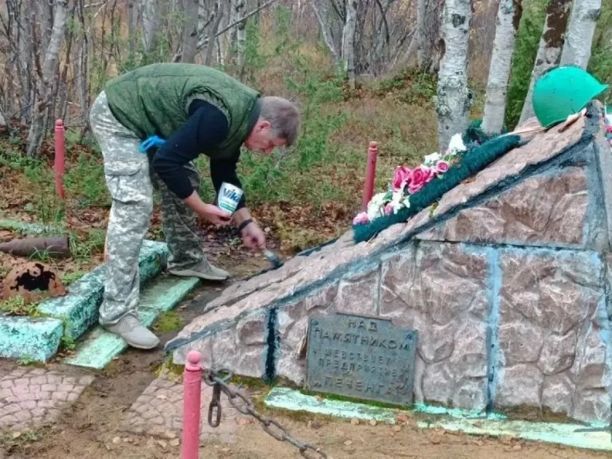 В Кольском филиале обновили мемориал на 1461 км федеральной трассы