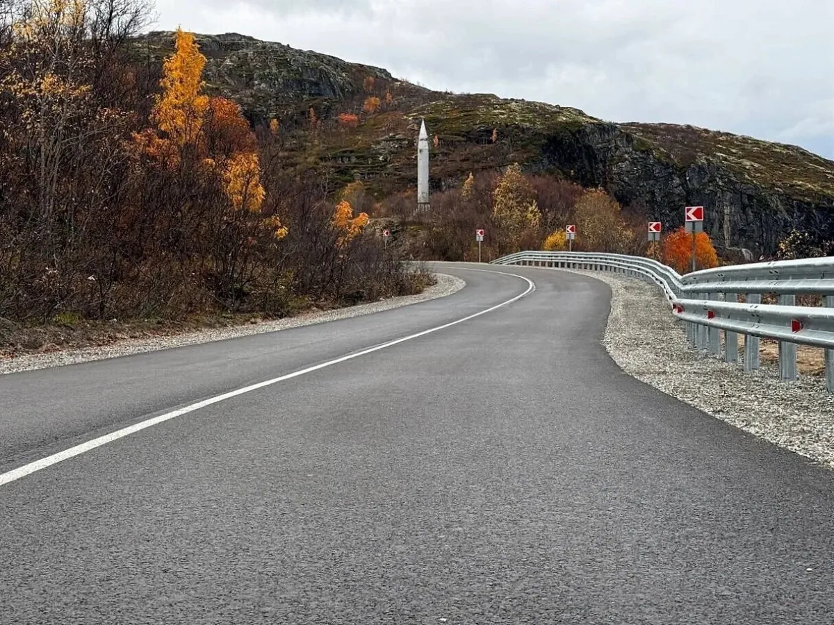 В Заозерске завершили дорожный сезон: на улице Мира обустроили тротуар и освещение
