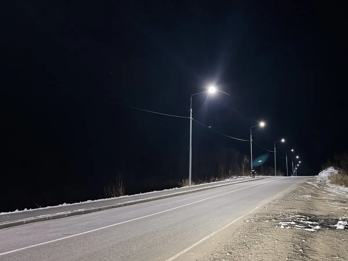 В Заозерске завершили дорожный сезон: на улице Мира обустроили тротуар и освещение