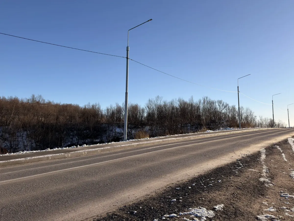 В Заозерске завершили дорожный сезон: на улице Мира обустроили тротуар и освещение