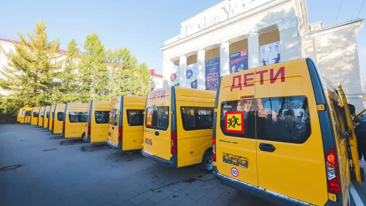 Мурманская область передала муниципалитетам 12 новых школьных автобусов — Мурманск Сейчас