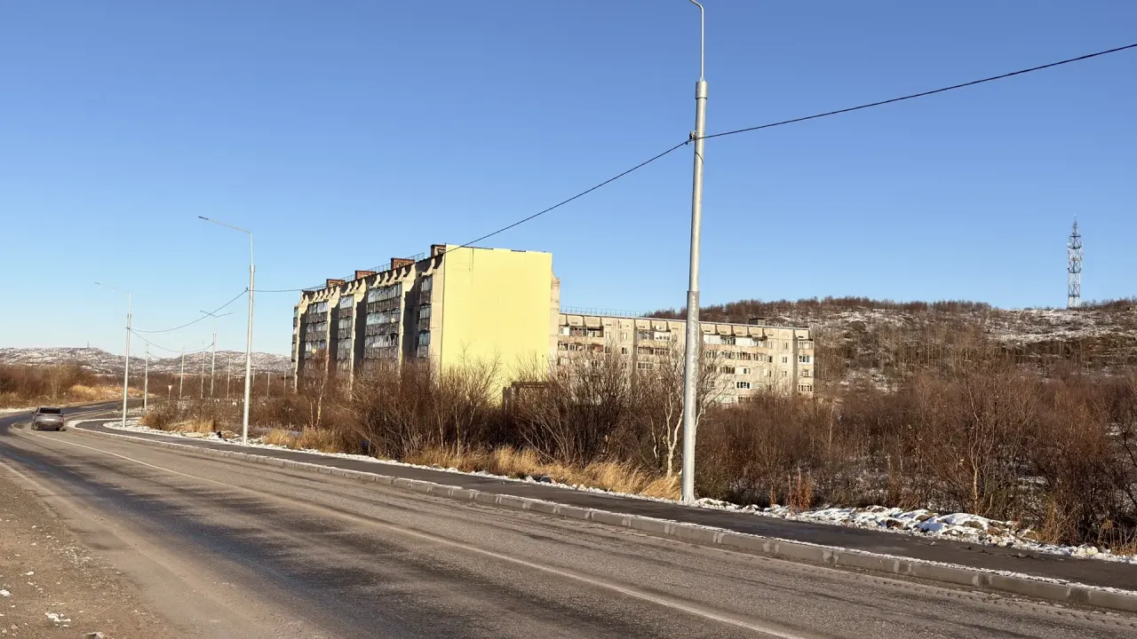 В Заозерске завершили дорожный сезон: на улице Мира обустроили тротуар и освещение — Мурманск Сейчас
