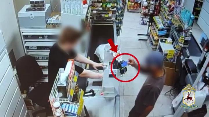 В Арзамасе раскрыли кражу телефона и банковской карты из кафе — Нижний Новгород Сейчас