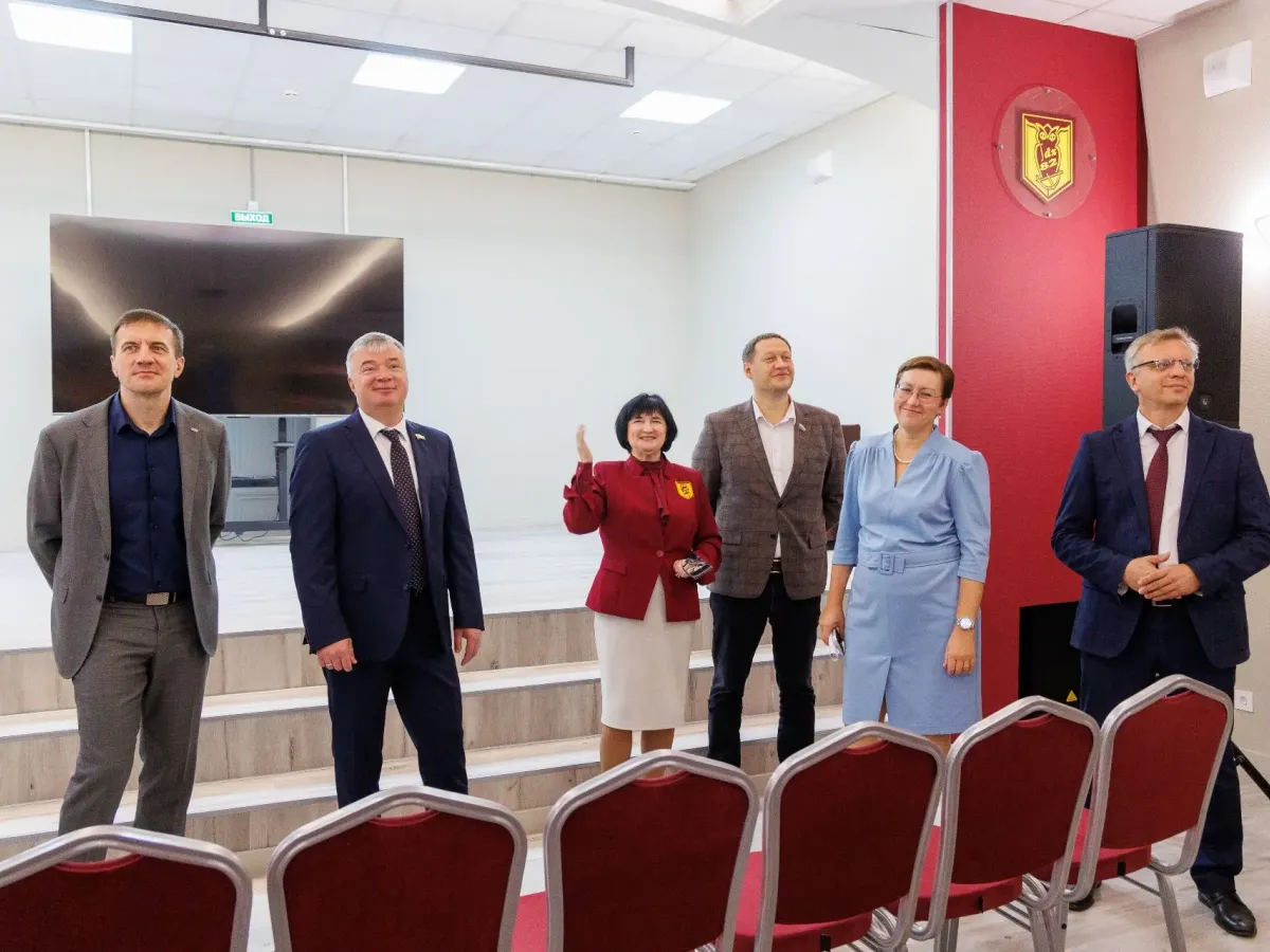 В лицее № 82 Нижнего Новгорода установили тренажер для яхтсменов и обновили актовый зал