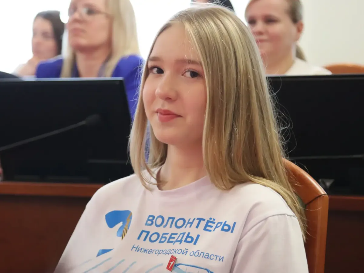 В Нижнем Новгороде школьникам вручили первые паспорта в преддверии Дня государственного флага