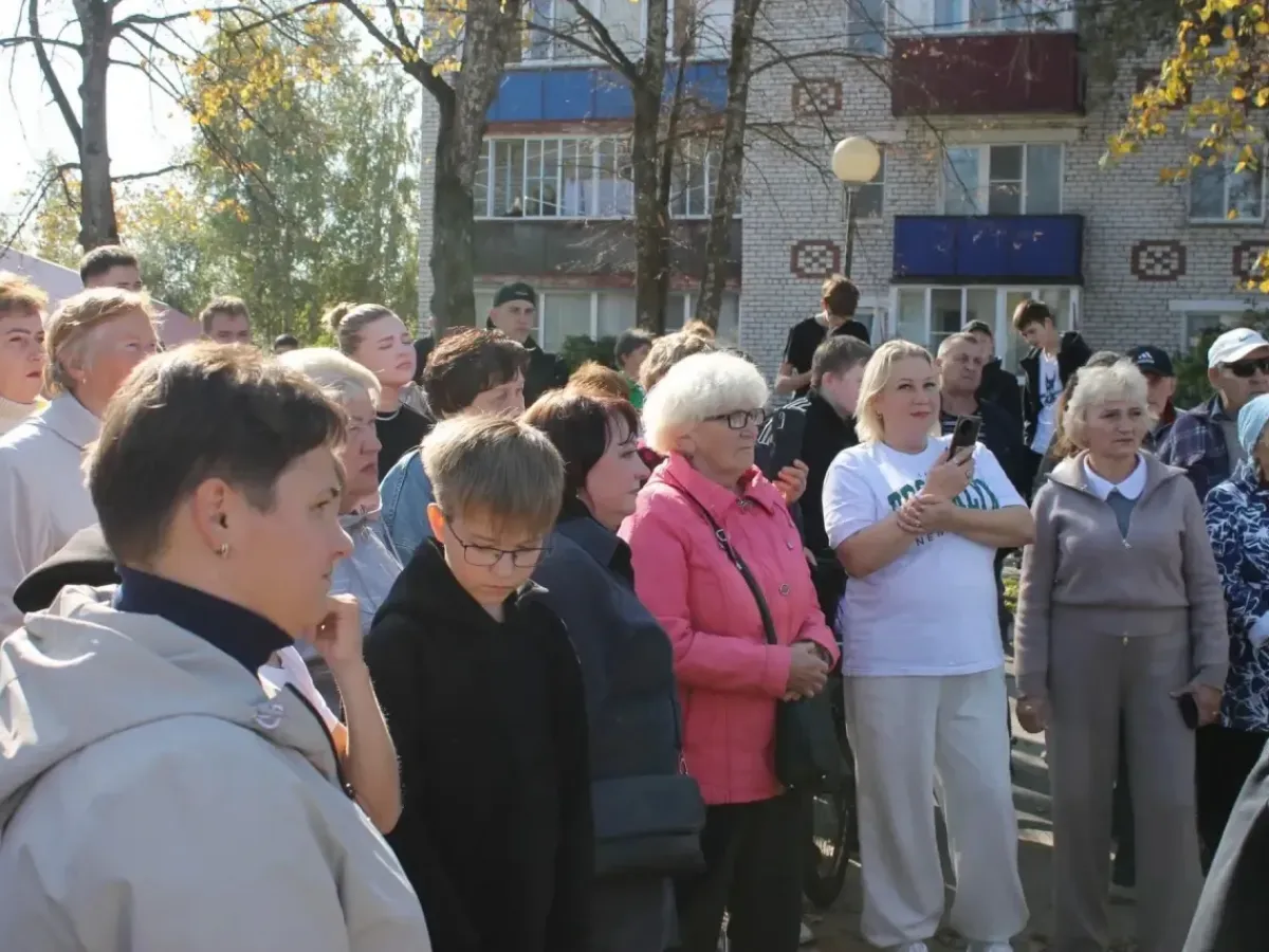 Губернатор поручил заасфальтировать участок дороги и благоустроить поле в Вахтане