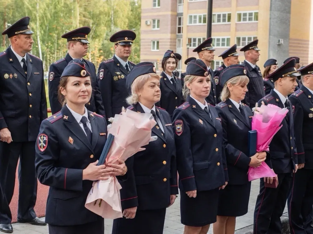 В Сарове вручили ключи от 72 служебных квартир сотрудникам полиции