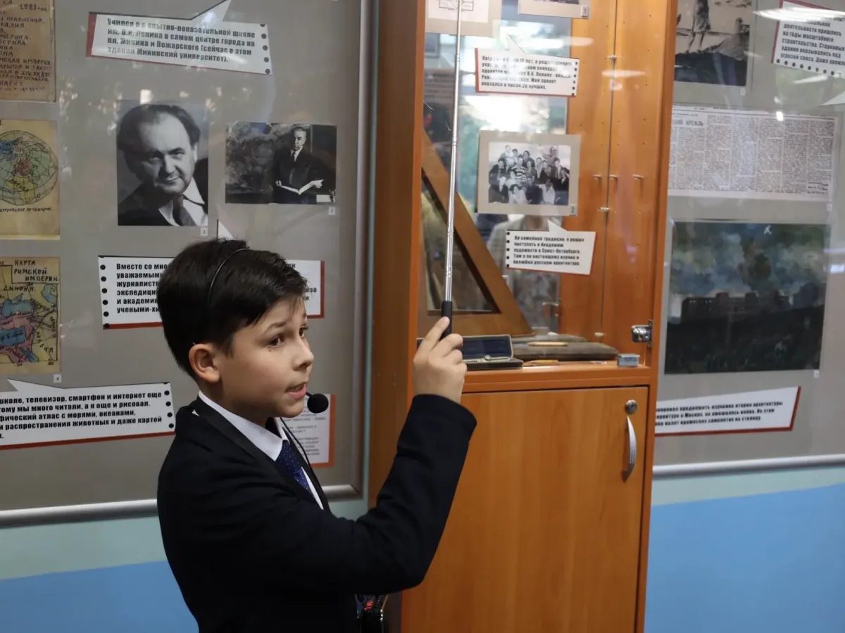 В школе №44 Нижнего Новгорода открылась выставка к 115-летию С.Л. Агафонова