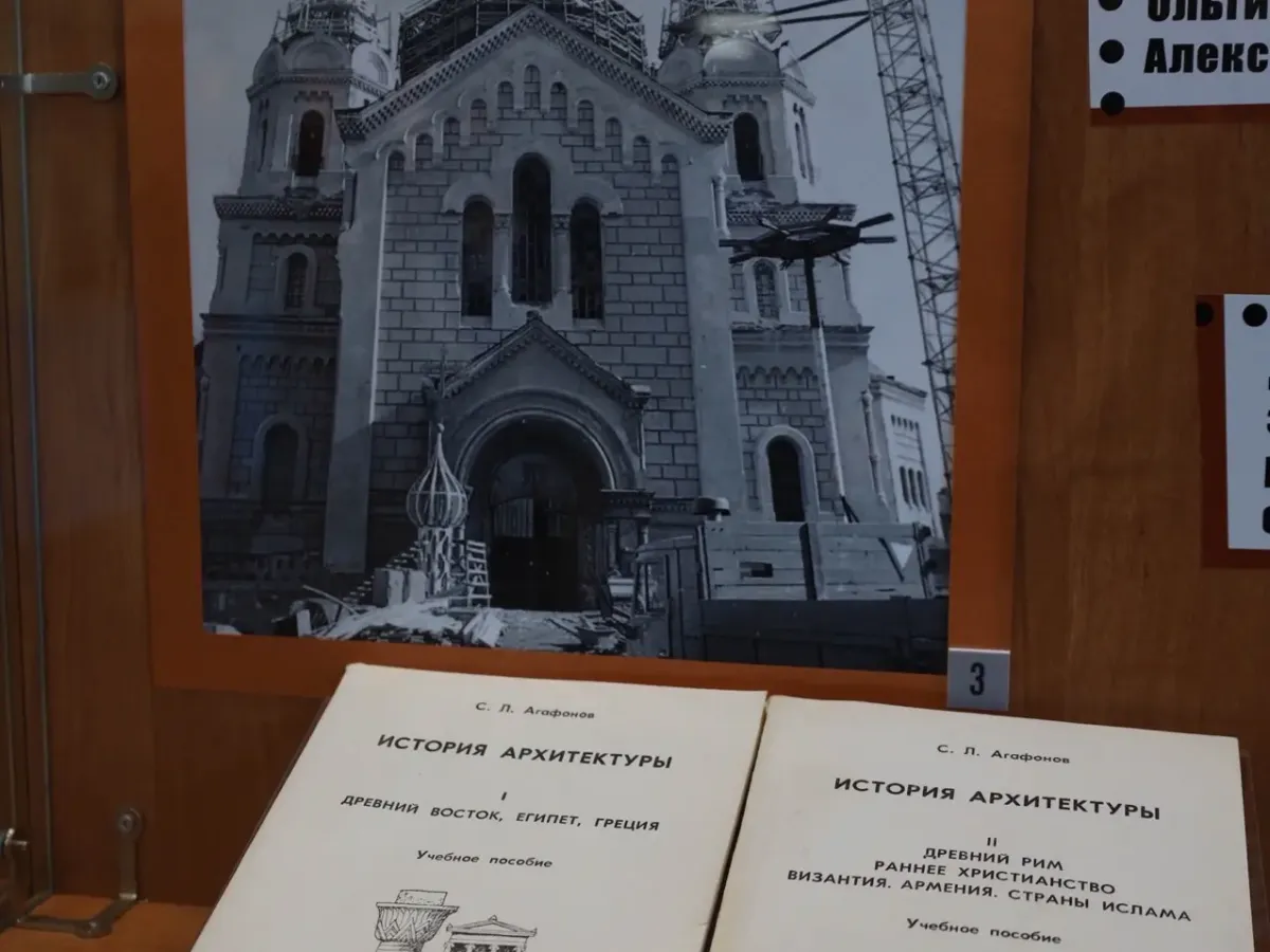 В школе №44 Нижнего Новгорода открылась выставка к 115-летию С.Л. Агафонова