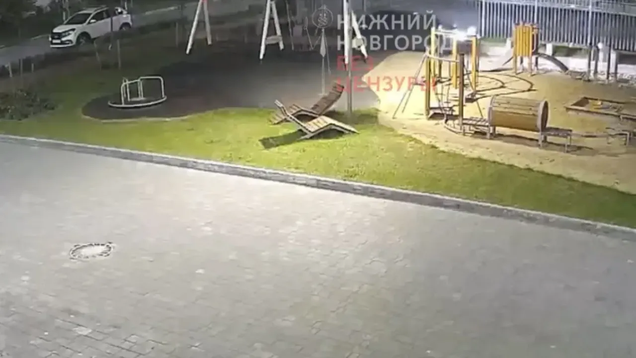 В Нижнем Новгороде установили водителя, ездившего по детской площадке — Нижний Новгород Сейчас