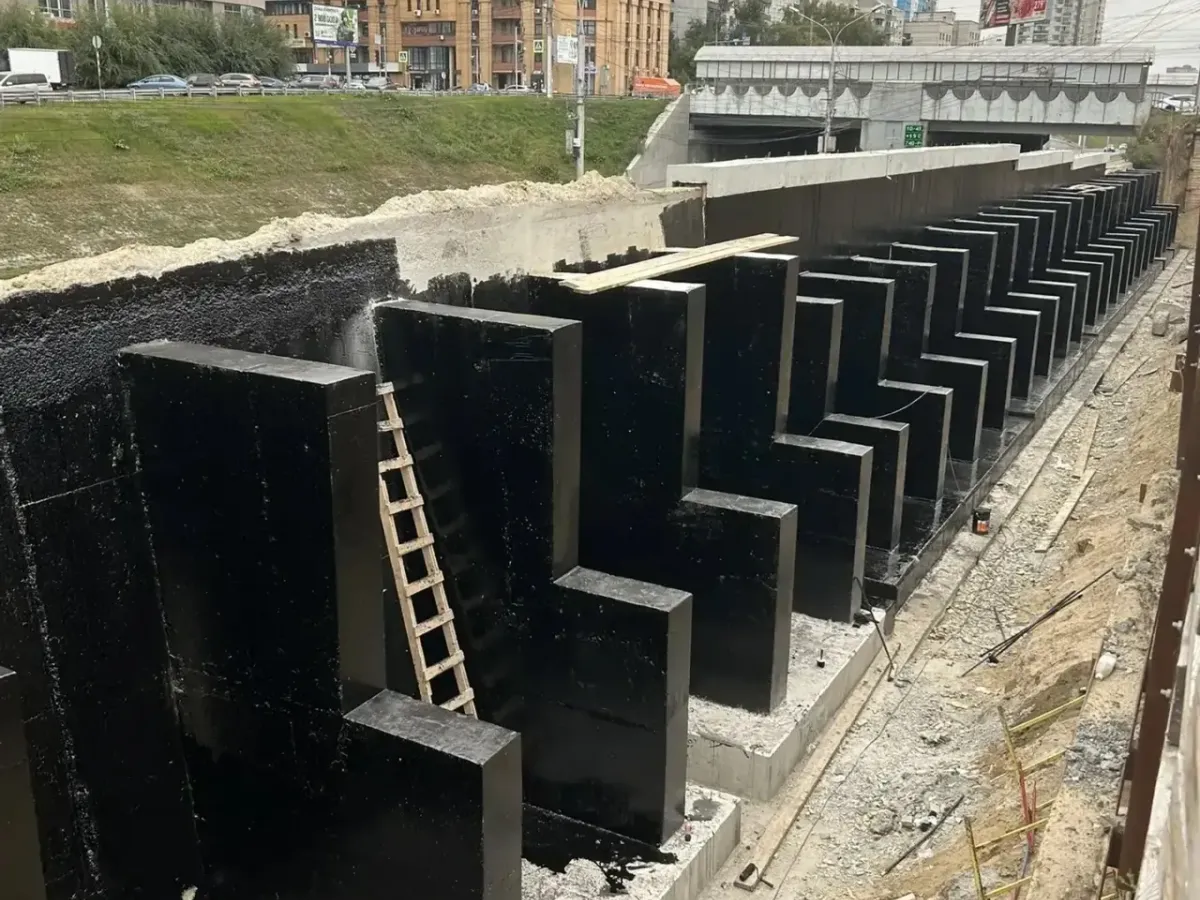 На Ипподромской магистрали возвели новую подпорную стену