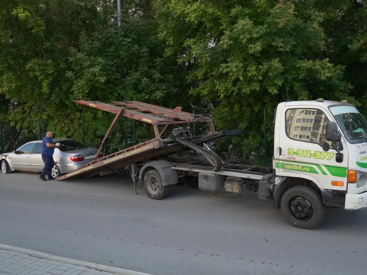 В Кировском районе Новосибирска с улиц Немировича-Данченко и Ватутина вывезли брошенные машины