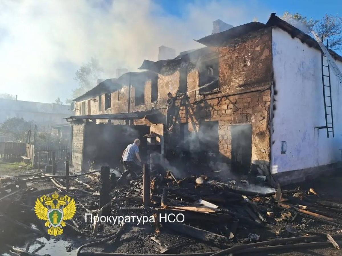 Прокуратура начала проверку после пожара в четырехквартирном доме в Кочковском районе