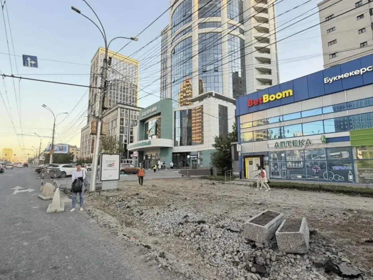 На улице Кирова в Новосибирске продолжают обновлять пешеходные зоны