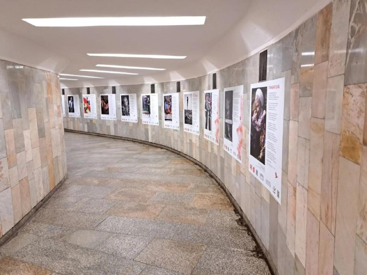В переходе метро «Красный проспект» открыли выставку со стихами и фотографиями
