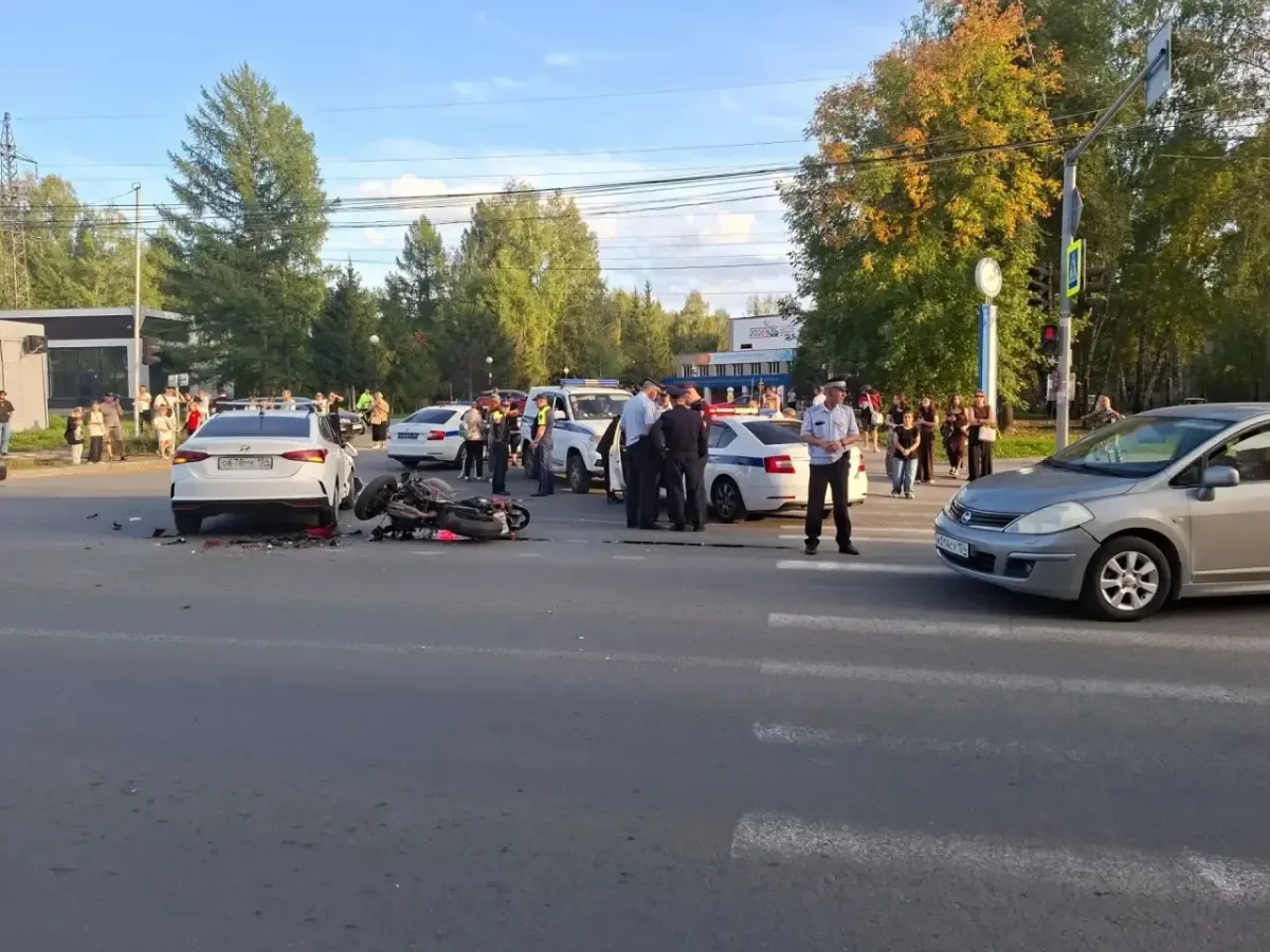 В Октябрьском районе Новосибирска в ДТП погиб мотоциклист