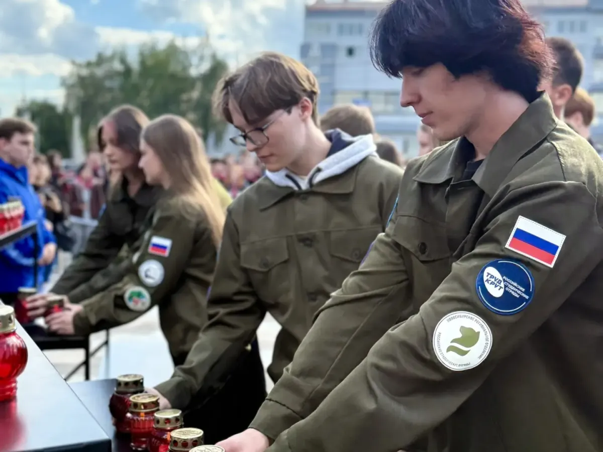 Более тысячи человек приняли участие в акции памяти жертв трагедии в Беслане в Новосибирске