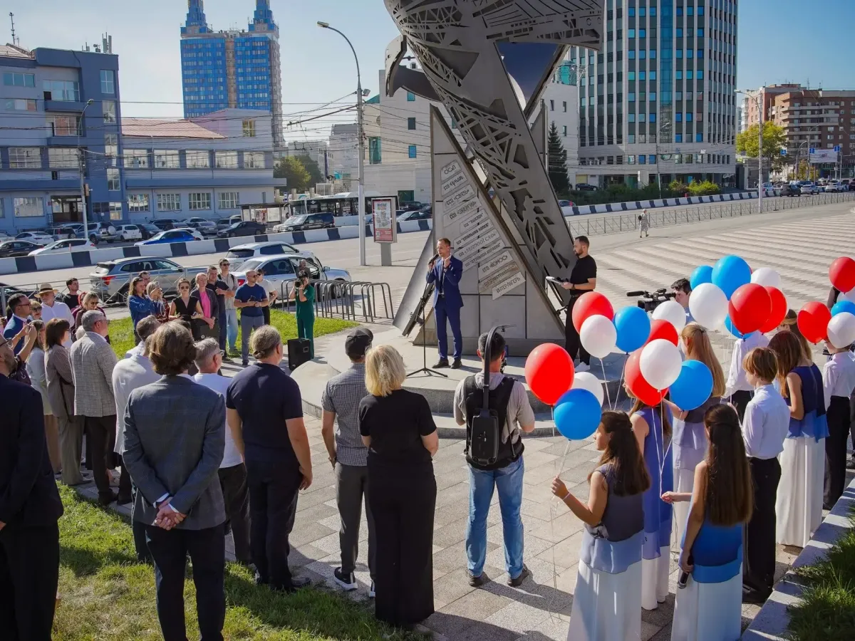 В Новосибирске у театра «Глобус» высадили Театральную аллею из шести лип