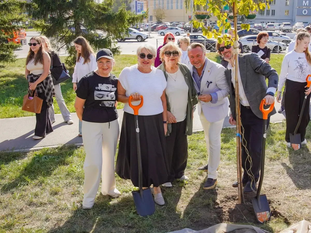 В Новосибирске у театра «Глобус» высадили Театральную аллею из шести лип