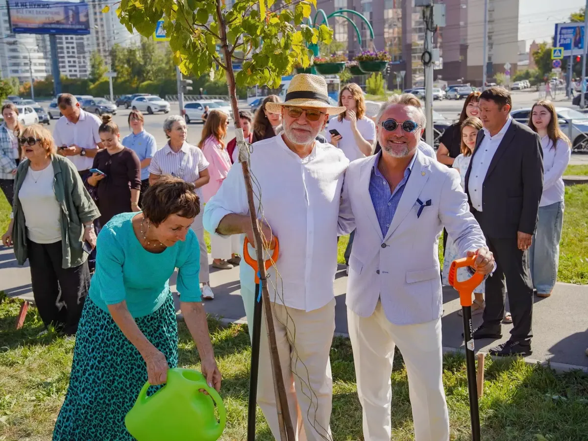 В Новосибирске у театра «Глобус» высадили Театральную аллею из шести лип