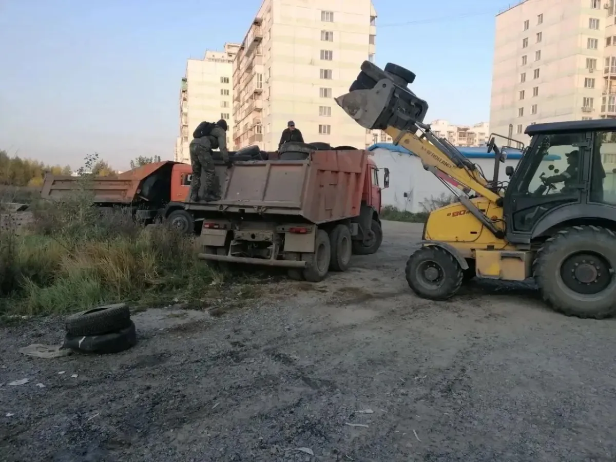 Около 2000 покрышек вывезли с двух жилмассивов Октябрьского района