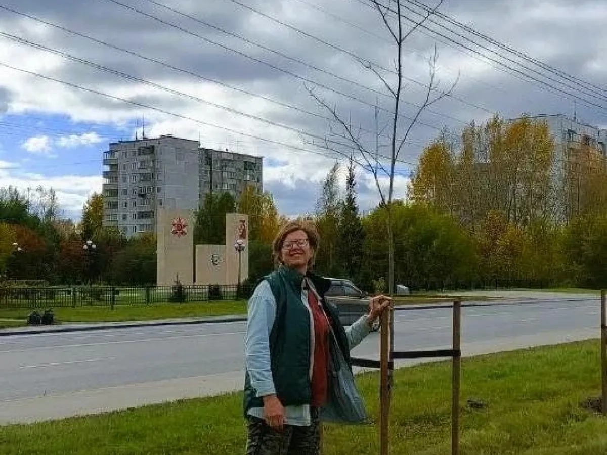 На улице Одоевского высадили 40 десятилетних пирамидальных тополей
