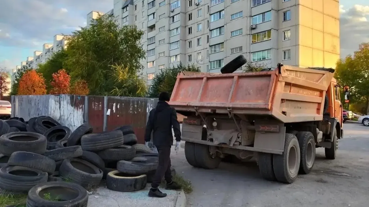 Около 2000 покрышек вывезли с двух жилмассивов Октябрьского района — Новосибирск Сейчас