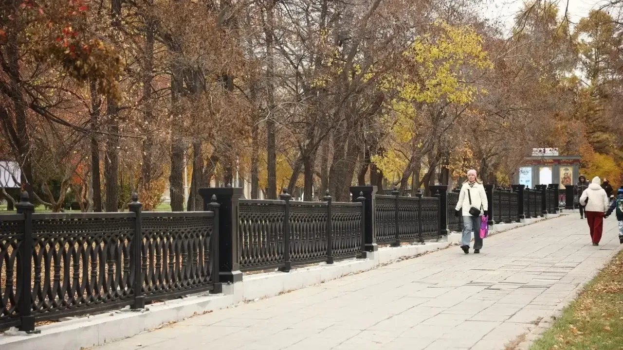В Театральном сквере завершили реконструкцию ограждения — Новосибирск Сейчас