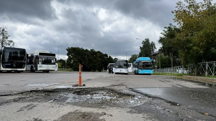 Автобусы вынуждены объезжать глубокие ямы на Привокзальной площади в Обнинске