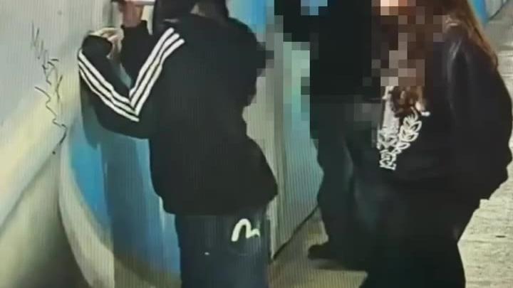 Камеры зафиксировали подростков, разрисовавших подземный переход в Обнинске