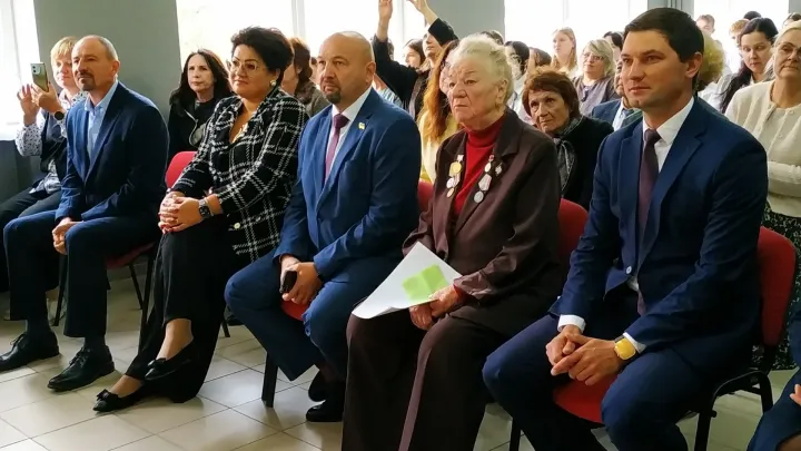 В школе №6 открыли мурал, посвящённый Раисе Маслевской — Настоящий Обнинск