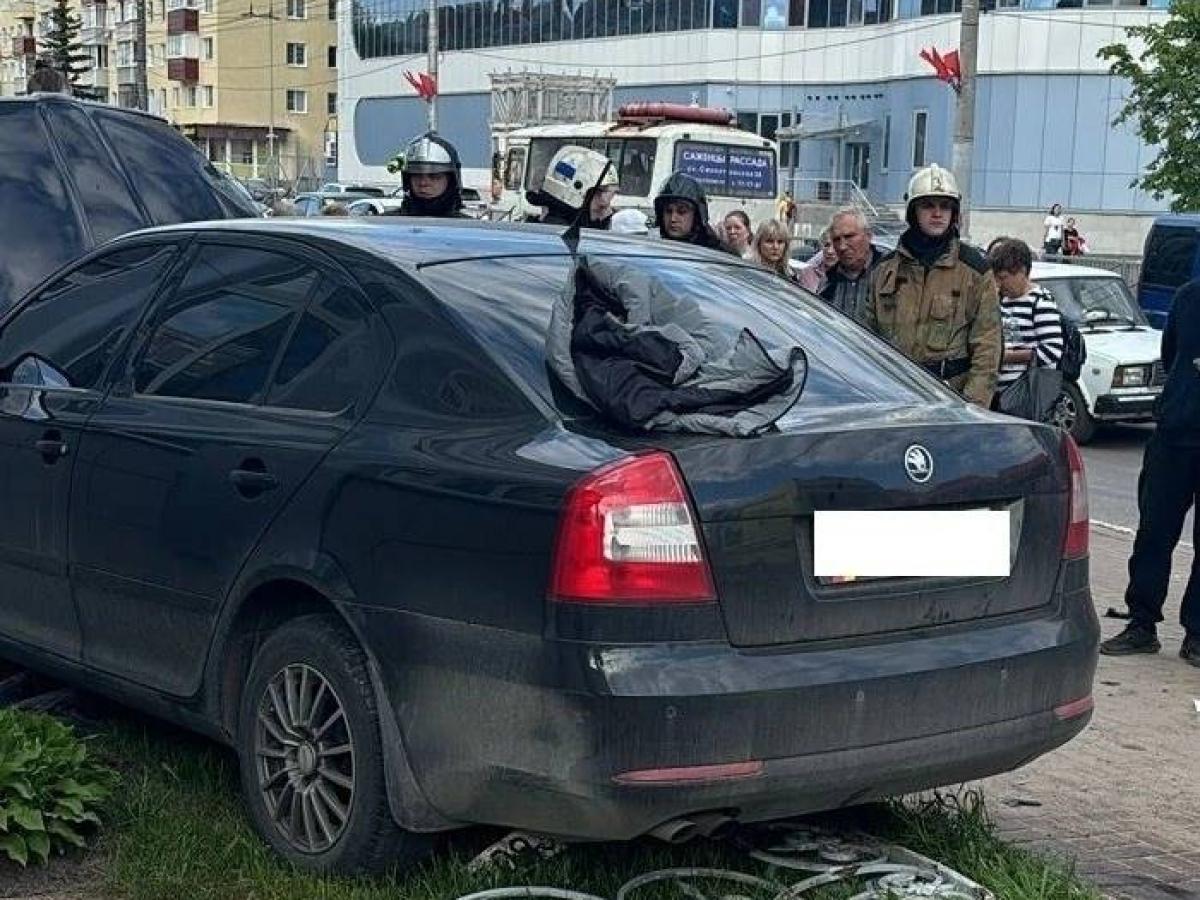 Авария в центре Калуги: «Шкода» сбила женщину и врезалась в стену филармонии — Настоящий Обнинск
