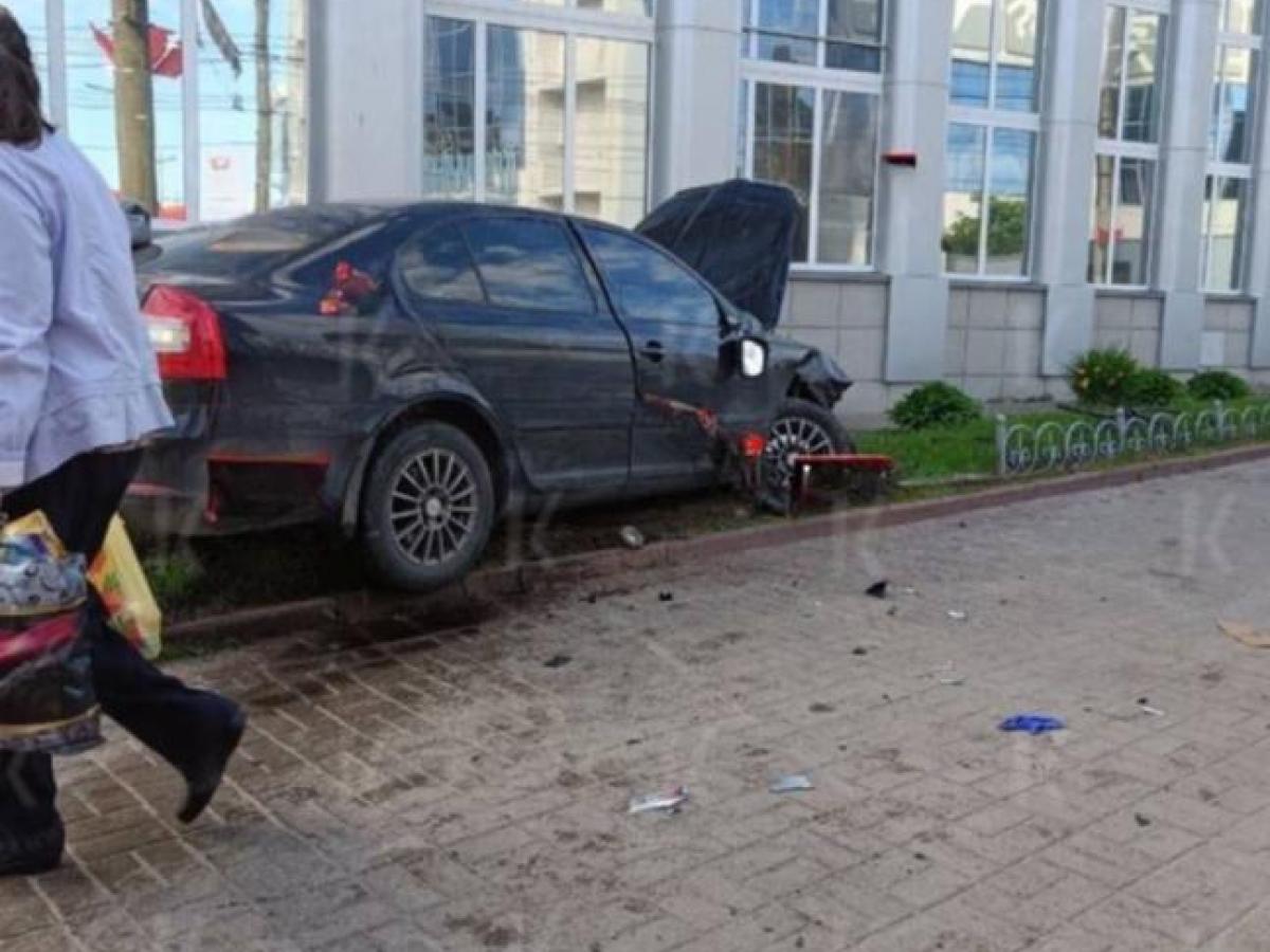 Авария в центре Калуги: «Шкода» сбила женщину и врезалась в стену филармонии — Настоящий Обнинск