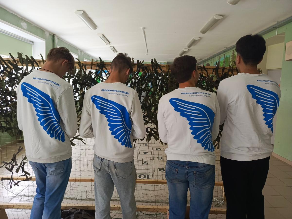 «Волонтеры Победы» плетут маскировочные сети в летнем лагере «Муравейчик» — Настоящий Обнинск