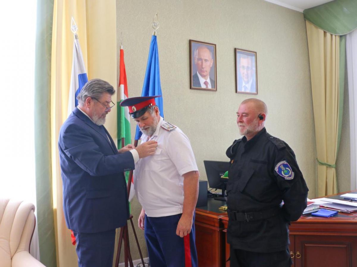 Геннадий Артемьев вручил награды казакам за поддержку бойцов СВО — Настоящий Обнинск