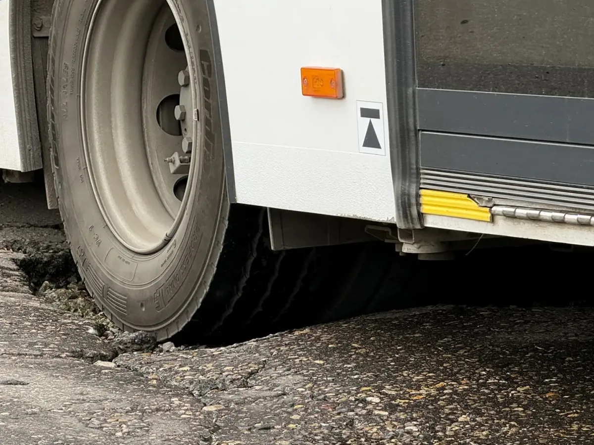 Автобусы вынуждены объезжать глубокие ямы на Привокзальной площади в Обнинске
