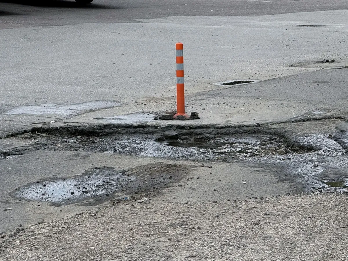 Автобусы вынуждены объезжать глубокие ямы на Привокзальной площади в Обнинске