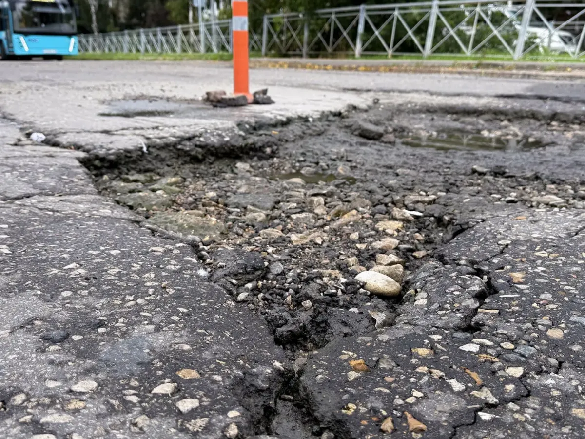 Автобусы вынуждены объезжать глубокие ямы на Привокзальной площади в Обнинске